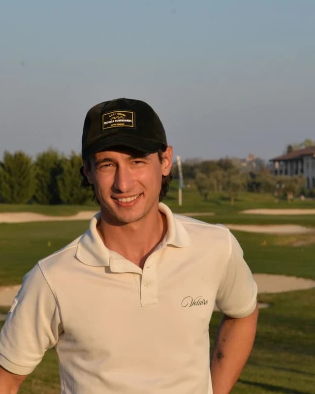 Portrait von Elias Walzl, PGA Professional und Gründer der Alpin Golf Akademie