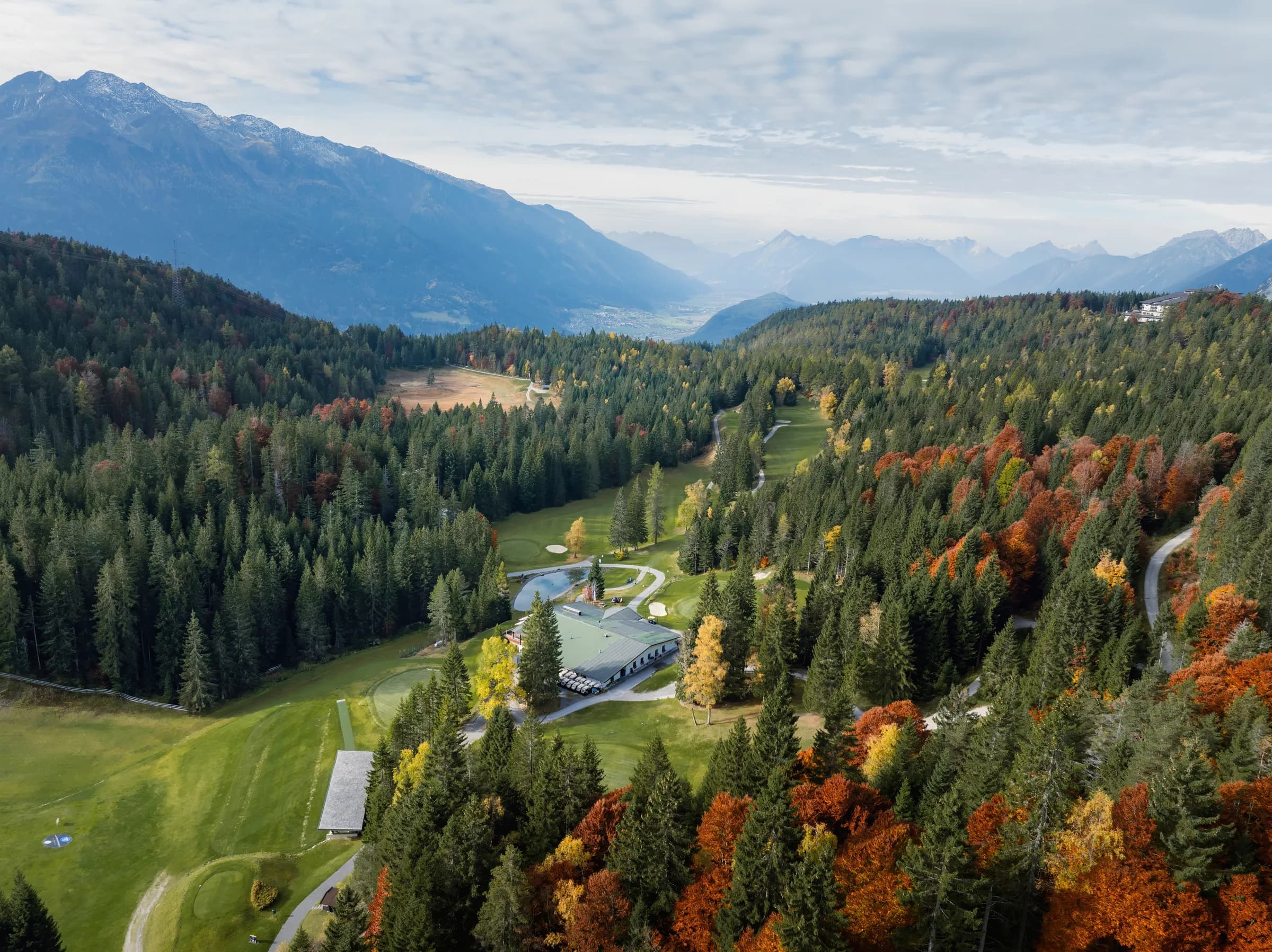Drohnenaufnahme des Golfclubs Wildmoos in goldenen Herbstfarben