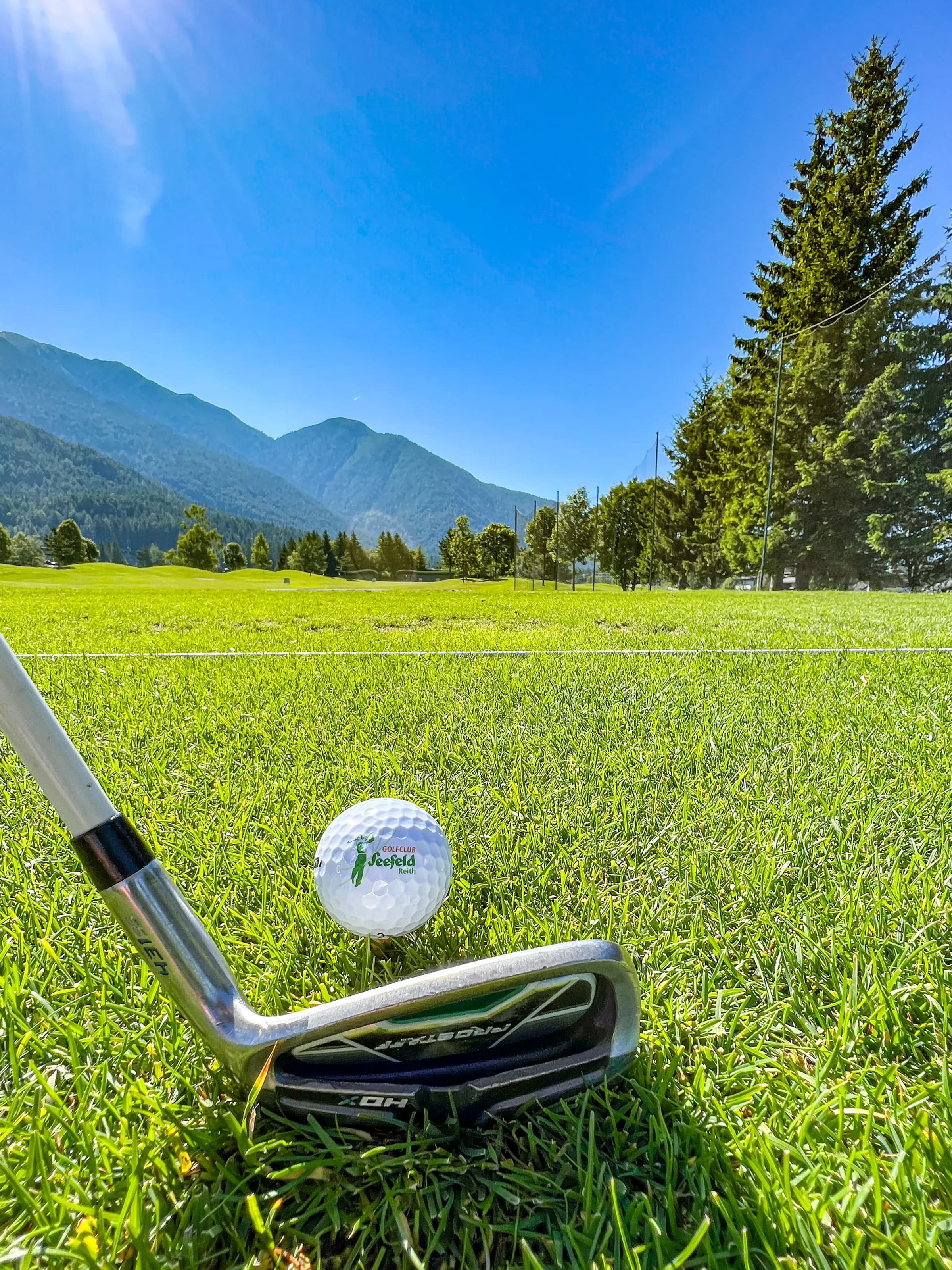 Ein gepflegtes Green des Golfclubs Seefeld-Reith mit alpiner Kulisse