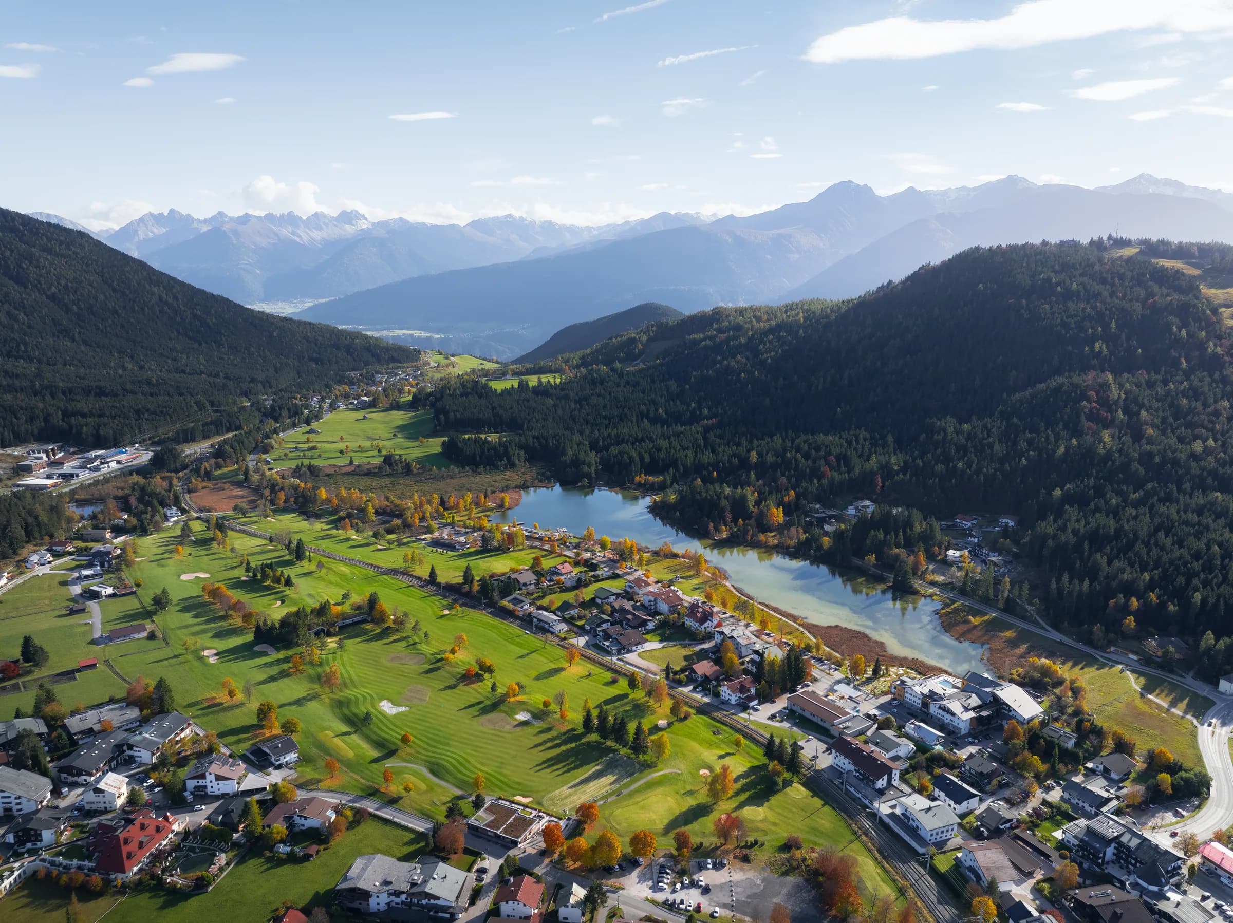 Blick aus der Luft auf den Golfplatz Wildmoos, den Wildsee und das umliegende Bergpanorama